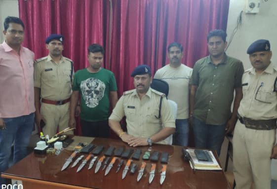 लॉक सेंटर पर बिक रहे चाइनीज चाकू, पुलिस ने एक दर्जन किए जब्त