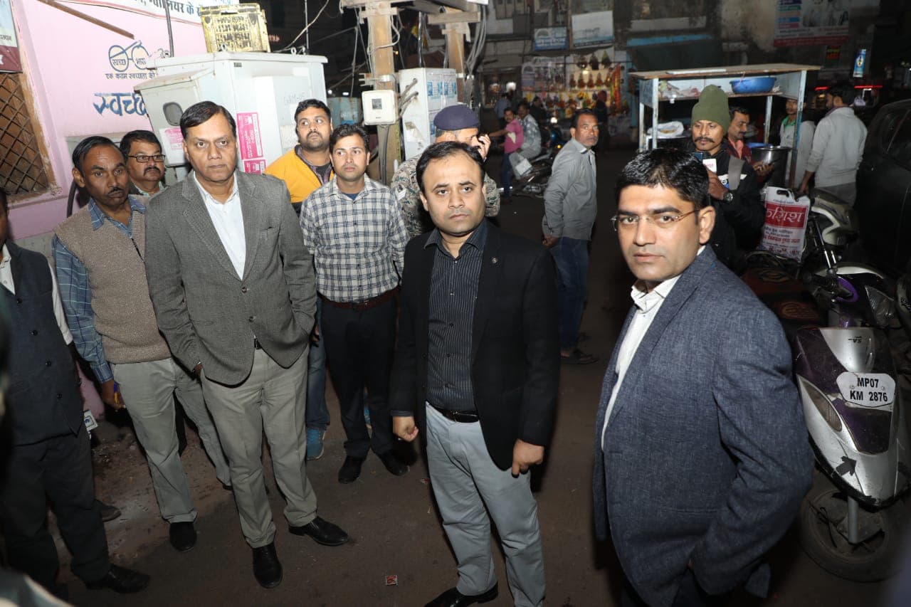 सड़क पर निकले कलेक्टर, एसपी, शहर के कई स्थानों पर देखा ट्रैफिक मैनेजमेंट