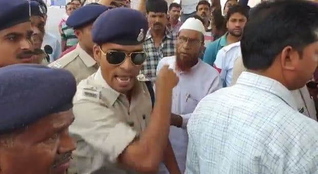 नारेबाजी पर भड़के एसआई की धमकी, ‘किसी के बाप का नौकर नहीं, गोली मार दूंगा’