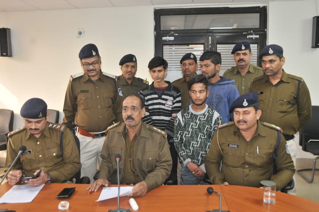 साढ़े पांच लाख रुपये के चोरी के 40 मोबाइल के साथ तीन शातिर चोर गिरफ्तार