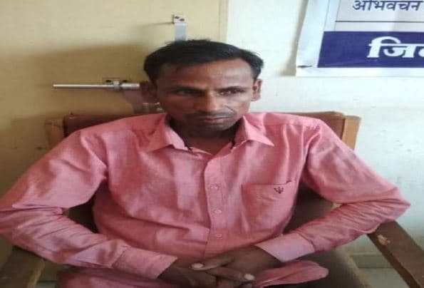किसान से रिश्वत मांग रहा था समिति प्रबंधक, लोकायुक्त ने रंगेहाथों धरा