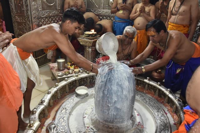 महाशिवरात्रि 2019 : शिवालयों में हर-हर महादेव की गूंज, यहां कीजिये महाकाल के दर्शन
