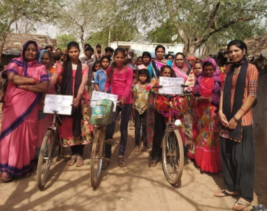 घर-घर दस्तक देकर बताया जा रहा है मतदान का महत्व