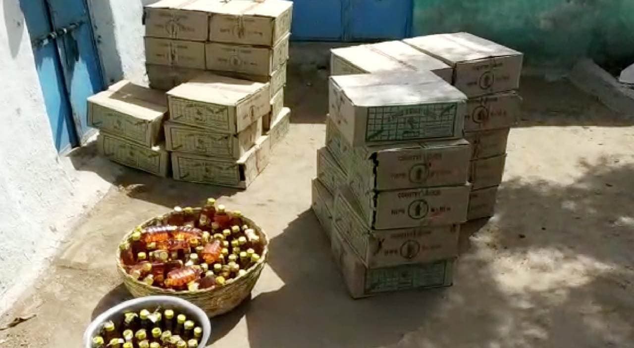 घर से अवेध देशी अवैध शराब एवं दो क्विटल विद्युत तार पकड़ाए