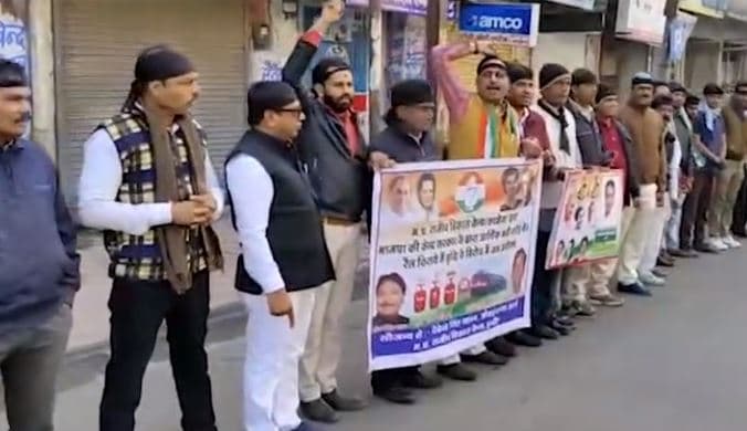 रसोई गैस-रेल किराया बढ़ाने के खिलाफ सड़क पर उतरे कोंग्रेसी, मानव श्रृंखला बनाकर किया विरोध