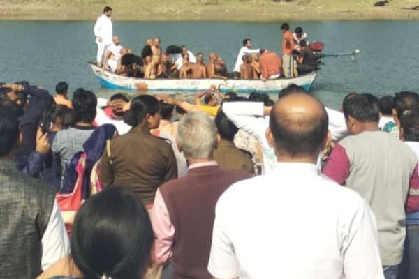 पहली बार आज मुंगावली पहुंचेंगें विद्यासागर जी महाराज, नाव से ससंघ पार की बेतवा नदी