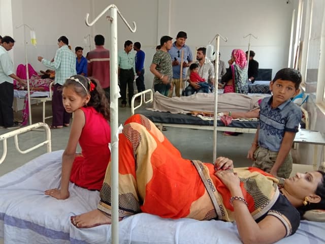 प्रसाद खाने के बाद लगभग सौ लोग बीमार, मची अफरा-तफरी