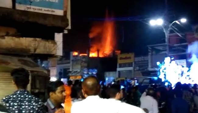 शिव बारात में आतिशबाजी के दौरान इलेक्ट्रॉनिक दुकान में लगी भीषण आग, लाखों का माल ख़ाक