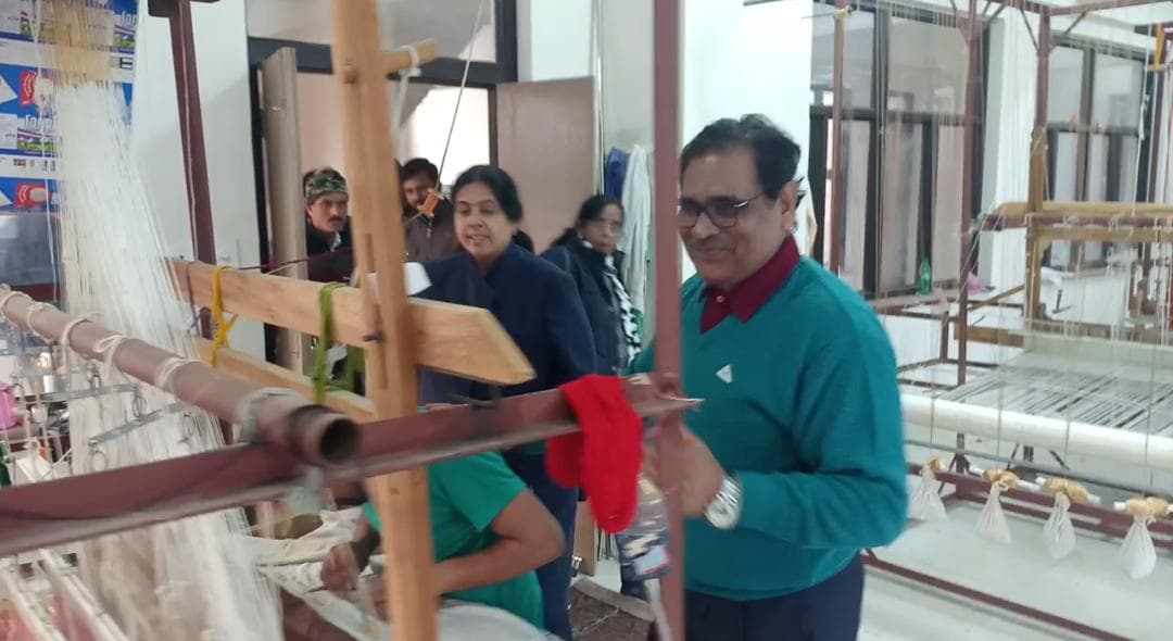 संभागायुक्त एमबी ओझा ने जानी चन्देरी साड़ी की बारीकियां