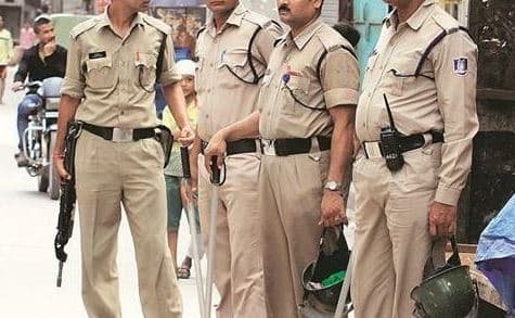 शराब तस्करों को दबोचने पहुंची पुलिस टीम पर हमला, तीन पुलिसकर्मी घायल