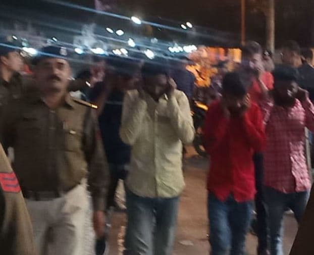 गुंडों-बदमाशों के खिलाफ पुलिस ने शुरू किया अभियान, यहां निकाला जुलूस, कान भी पकड़वाए