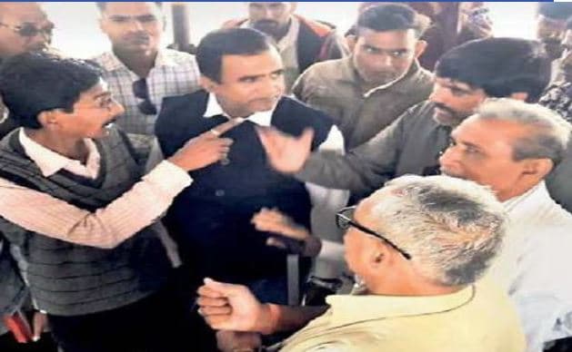 मंडी में किसानों का फूटा गुस्सा, जमकर हंगामा, अफसर बोले- नाम बताओ जूता मारूंगा उसे