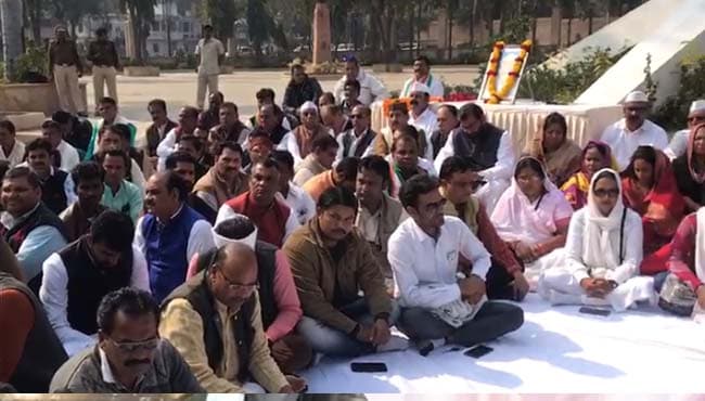 बापू के पुतले पर गोली चलाने के विरोध में कांग्रेस का मौन धरना
