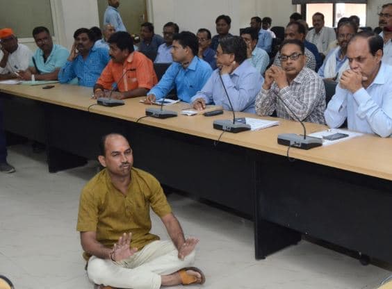 बैठक में फूटा पार्षद का गुस्सा, कमिश्नर के सामने बैठे धरने पर, कहा अफसर झूठ बोलते हैं