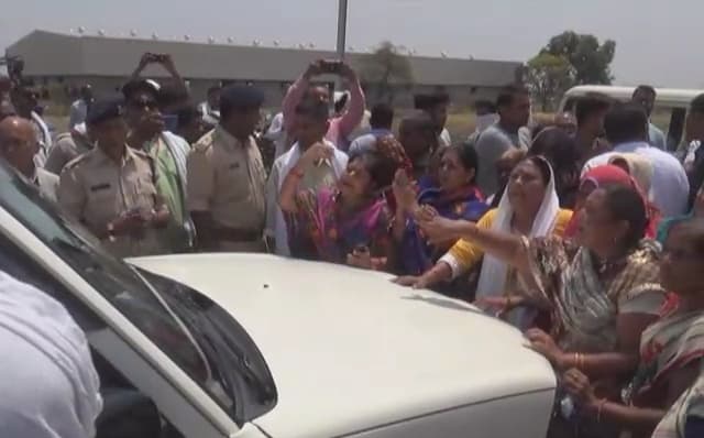 कॉलोनी के रास्ते को लेकर भारी विवाद, महिलाओं ने SDM की गाड़ी रोकी