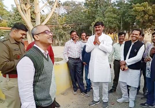 कांग्रेस प्रत्याशी बोले, साहब! सागर के बारे में क्या-क्या छप रहा है…तो कलेक्टर खिलखिला कर हंस पड़े