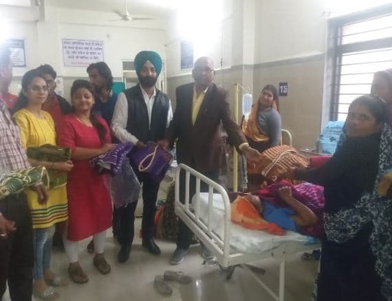 गर्म व ऊनी कपड़े मिलते ही खिले जरूरतमंदों के चेहरे, जयश्री गायत्री की सराहनीय पहल