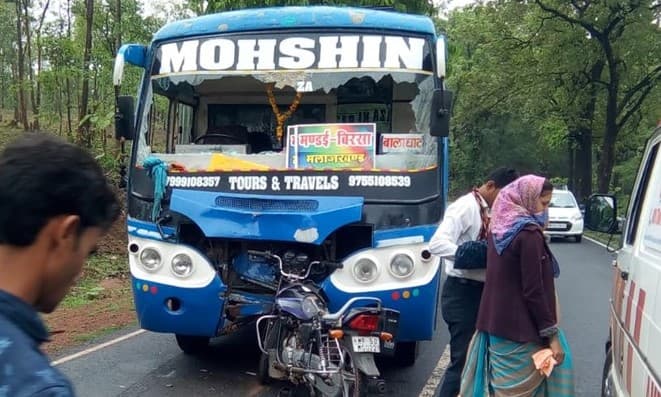 बस और बाइक की जोरदार भिड़ंत, चालक की मौत, बाल बाल बची एक साल की बच्ची