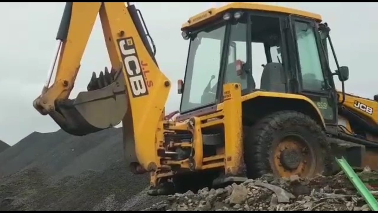 खनिज विभाग की दबिश, एयरपोर्ट में रेत-गिट्टी का बड़ा स्टॉक किया जब्त