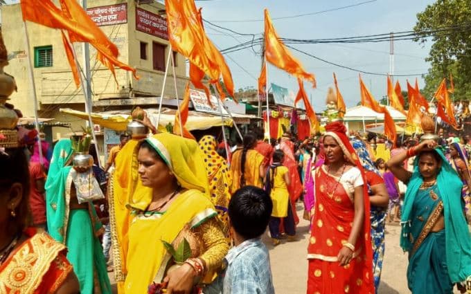 कावड़ यात्रा निकाल बेतवा जल से भोले का किया अभिषेक