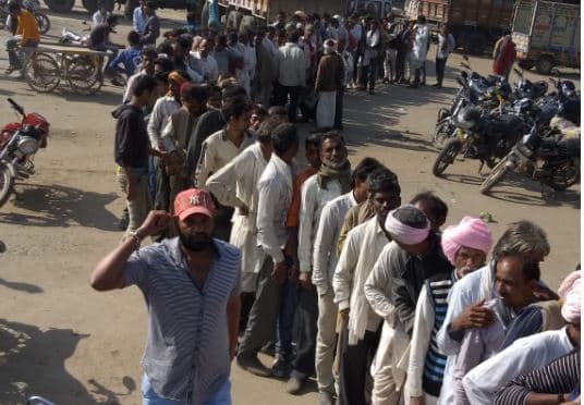 VIDEOO : यहां खाद के लिए किसानों को खाना पड़ रहे डंडे
