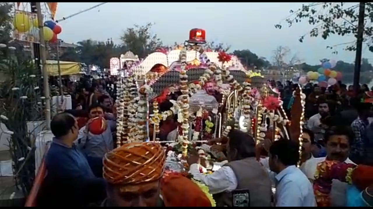 विजय और शौर्य प्रतीक तिरंगे की छांव में निकली शिव बारात