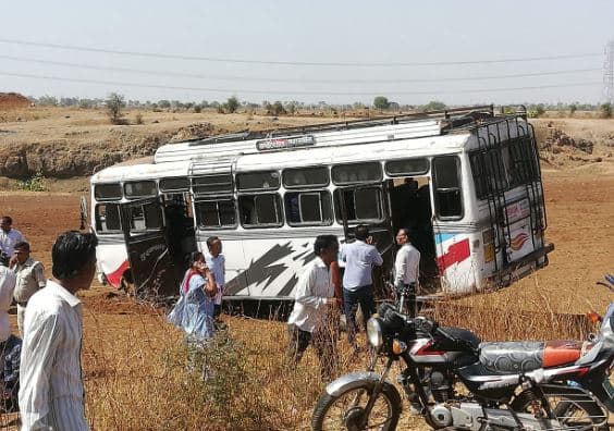 चुनाव ड्यूटी के कर्मचारियों को लेकर जा रही बस दुर्घटनाग्रस्त, 6 घायल