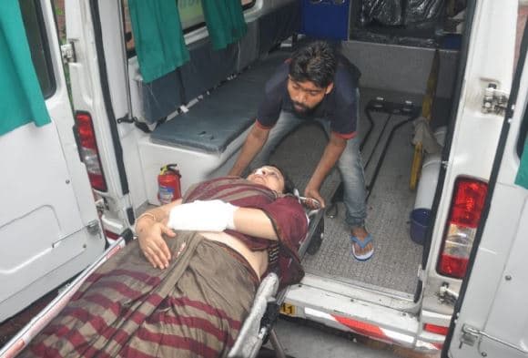 हादसा: ट्रक और कार में जोरदार भिड़ंत, महिला SDM और तहसीलदार समेत 4 घायल