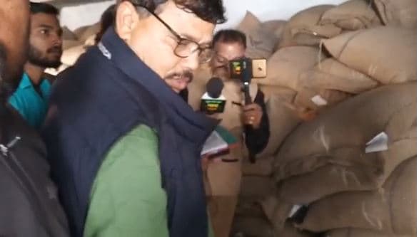 राशन दुकानों पर मंत्री तोमर का औचक निरीक्षण, मिटटी वाला गेंहू देख भड़के