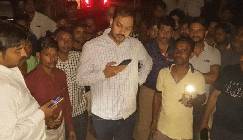 आधी रात जनता ने घेरा तो विधायक बोले-‘पीला पानी कमिश्नर को पिलाओ, अफसरों की बिजली काटो’