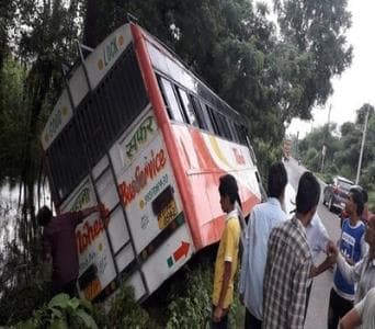 MP में एक और बस हादसा, 26 लोग घायल, 6 की हालत गंभीर