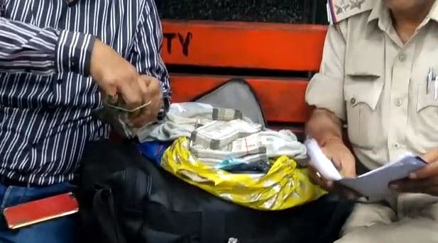 जबलपुर में रेलवे स्टेशन पर पकड़ाए पांच लाख रुपए कैश