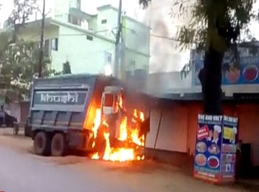 MP: रेस्टॉरेंट में जा घुसा तेज़ रफ्तार डंपर, आग लगने से मची सनसनी