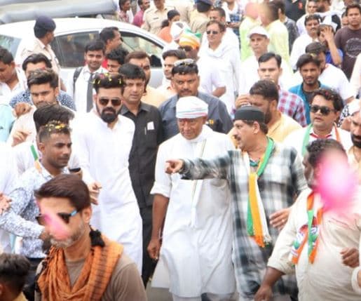 चुनावी सभा में दिग्विजय ने किया ये बड़ा वादा, कलाकारों में खुशी की लहर