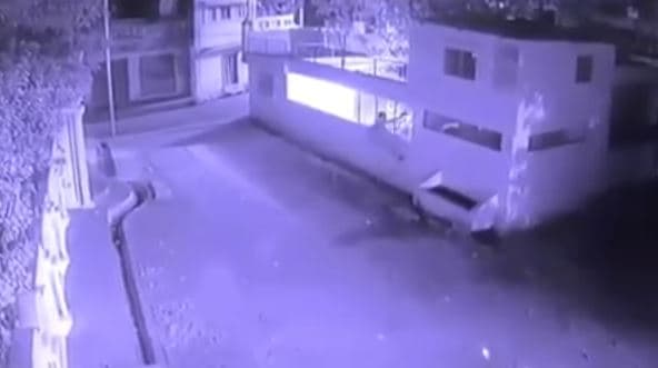 आधी रात को चोर ने हनुमान मंदिर से उड़ाई हजारों की नकदी, वारदात CCTV में कैद