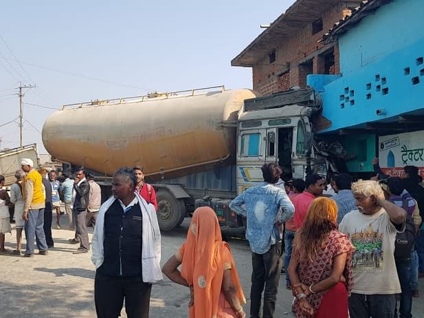 तेज रफ्तार ट्रक बेकाबू होकर घर में घुसा, दो गंभीर घायल