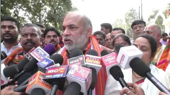 BJP नेता की सरकार को धमकी-कार्यकर्ताओं की तरफ आंख उठाकर देखा तो आंख निकाल लेंगें