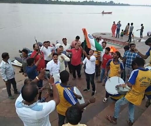 VIDEO: धारा 370 हटने का ऐसा जश्न, बीच ‘नर्मदा’ में लहराया ‘तिरंगा’