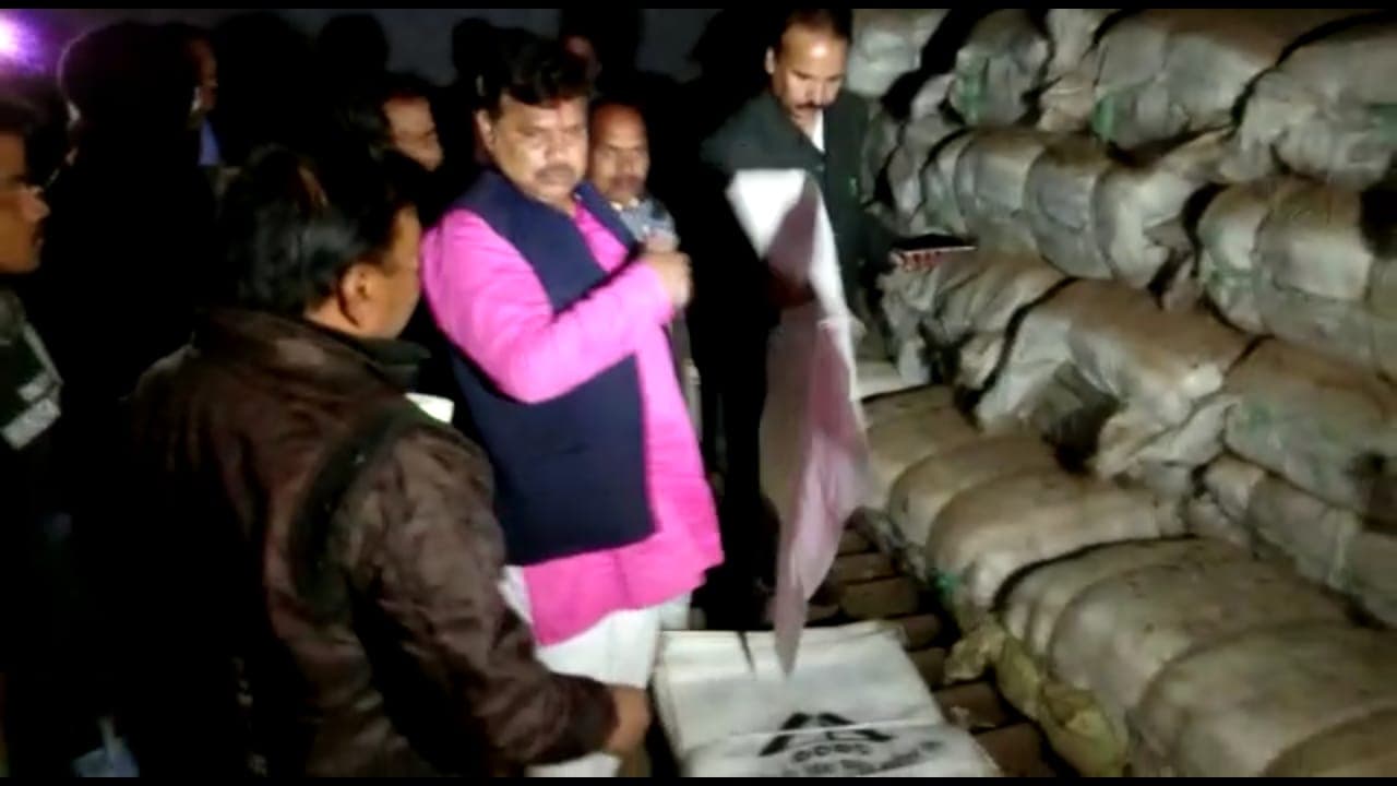 खाद्य मंत्री तोमर ने वेयर हाउस पर रात को मारा छापा, दो ट्रक चने से भरे मिले, जांच के आदेश