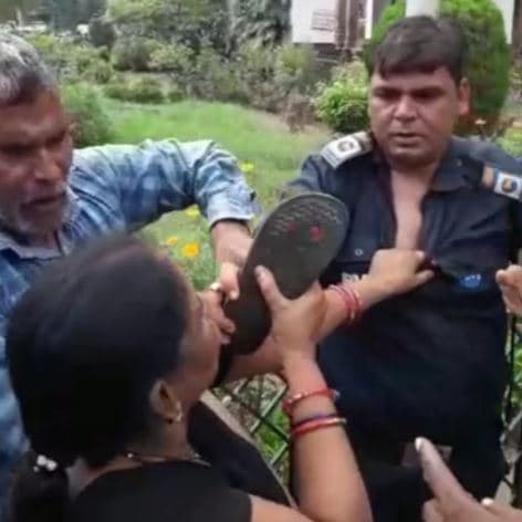 JAH के गार्ड पर महिला ने लगाये छेड़छाड़ के आरोप, चप्पलों से लगाई पिटाई
