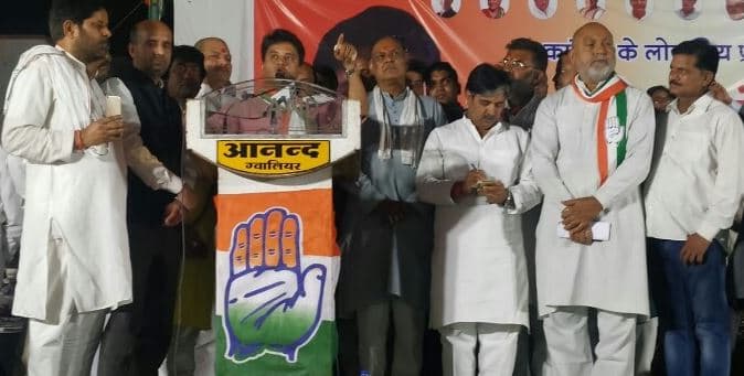 जब प्रत्याशी अशोक सिंह से बोले सिंधिया..सबको साथ लेकर चलोगे ना..?