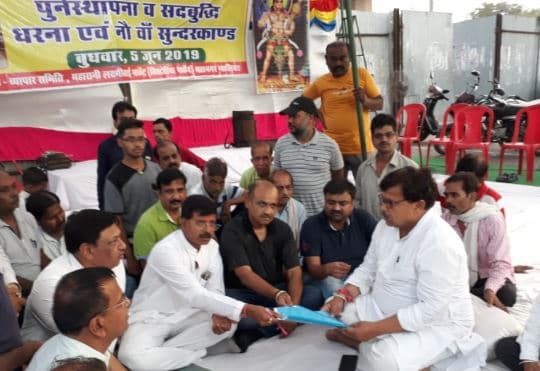 सुन्दरकाण्ड में पहुंचे मंत्री ने दिया भरोसा, दुकानदारों को फिर से बसायेंगे