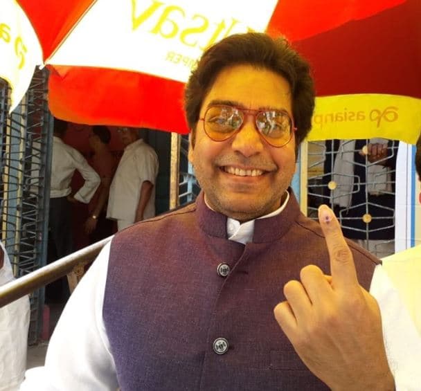 जिस क्लास में बचपन में की थी पढ़ाई, वहीं फिल्म स्टार आशुतोष ने डाला वोट