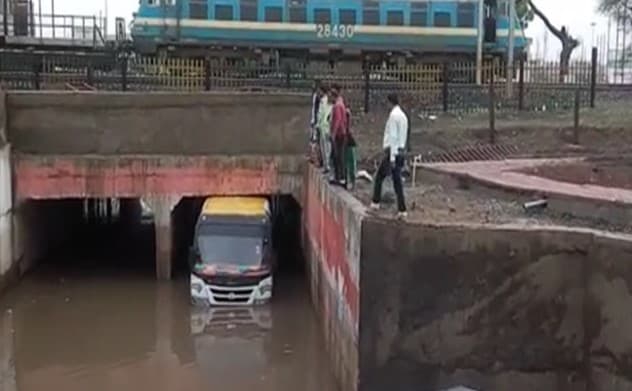 VIDEO: मूसलाधार बारिश बनी आफत, यात्रियों से भरी बस रेलवे अंडर ब्रिज के नीचे फंसी, रेस्क्यू कर निकाला