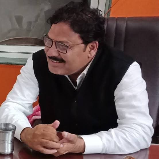 BJP के नगर अध्यक्ष को आया हार्ट अटैक, डॉक्टर ने किया इंदौर रैफर