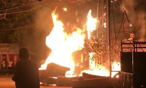 भीषण गर्मी में जल रहीं बिजली केबल, दम तोड़ रहे ट्रांसफार्मर, लगी आग