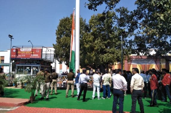 जबलपुर रेलवे स्टेशन पर फहराया 100 फ़ीट ऊंचा तिरंगा