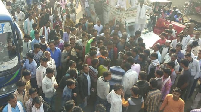 पुलिस के खिलाफ भड़का आक्रोश, चक्काजाम, पत्थरबाजी, तीन सस्पेंड