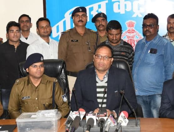 ATM का क्लोन बनाकर खाते से निकालते थे पैसा, 32 पुराने एटीएम सहित 10 हजार कैश बरामद