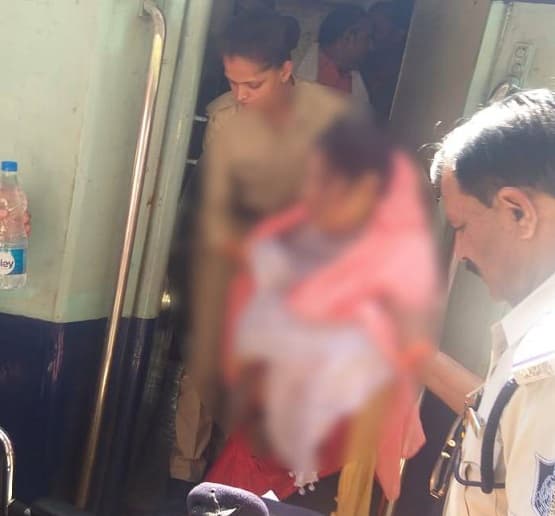 ट्रेन में यात्रा कर रही महिला पर एसिड अटैक, अफरा तफरी के बीच युवक फरार